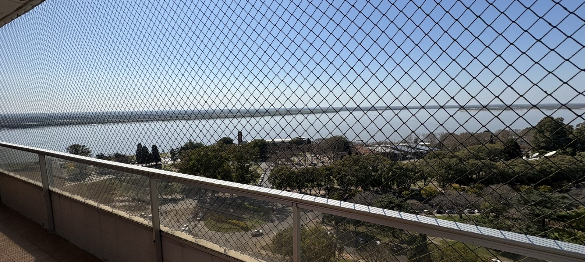 Imponente departamento con vista franca al río