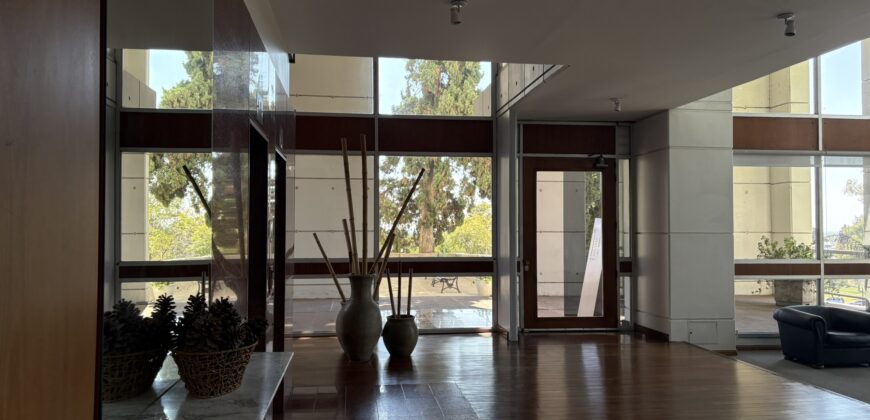 Imponente departamento con vista franca al río