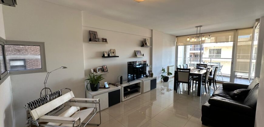 Formidable departamento de 2 dorm. con cochera.