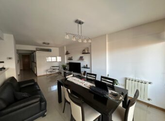 Formidable departamento de 2 dorm. con cochera.