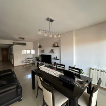 Formidable departamento de 2 dorm. con cochera.