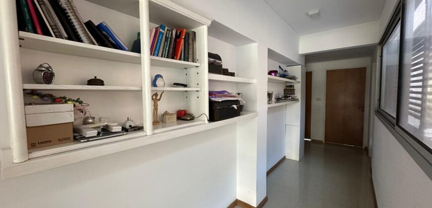 Formidable departamento de 2 dorm. con cochera.