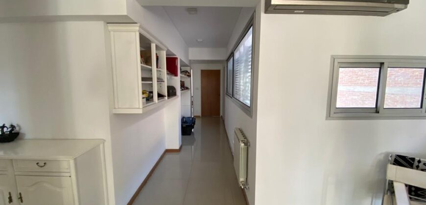 Formidable departamento de 2 dorm. con cochera.