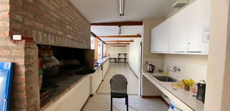 Formidable departamento de 2 dorm. con cochera.