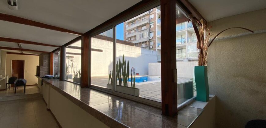 Formidable departamento de 2 dorm. con cochera.